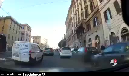 Roma, litigio per auto in doppia fila
